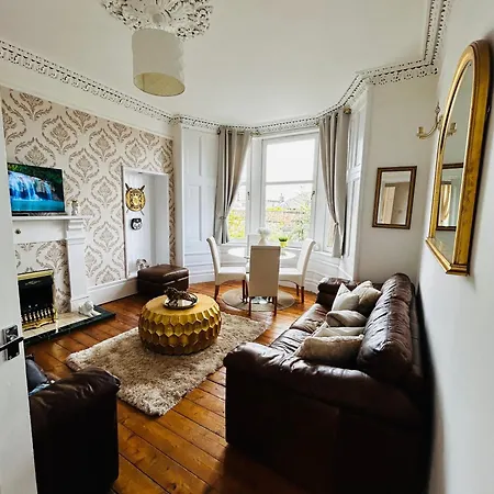 The Lazy Lion - Spacious 2 Bedroom - Town Centre Holiday Home Apartment Port Glasgow Exterior photo