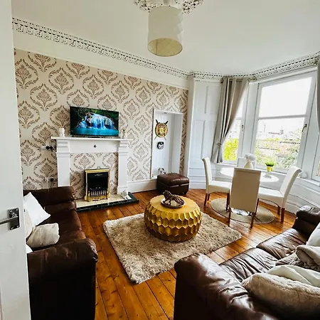 The Lazy Lion - Spacious 2 Bedroom - Town Centre Holiday Home Apartment Port Glasgow Exterior photo