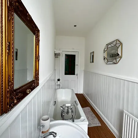 The Lazy Lion - Spacious 2 Bedroom - Town Centre Holiday Home Apartment Port Glasgow Exterior photo