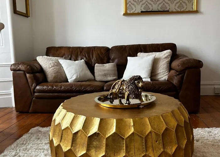 The Lazy Lion - Spacious 2 Bedroom - Town Centre Holiday Home Apartment