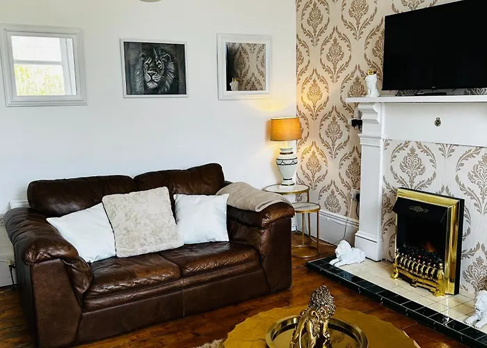 The Lazy Lion - Spacious 2 Bedroom - Town Centre Holiday Home Apartment