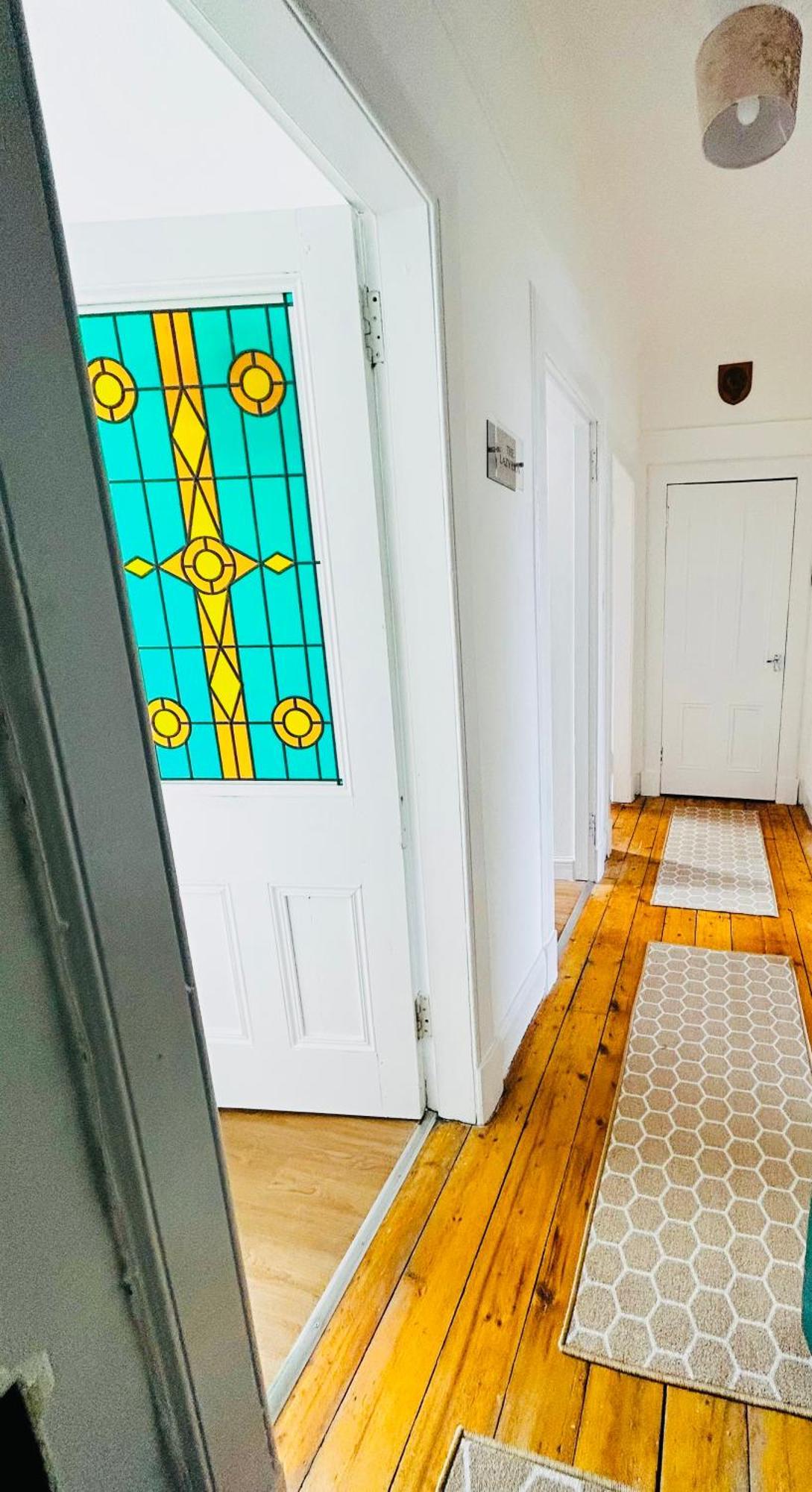 The Lazy Lion - Spacious 2 Bedroom - Town Centre Apartment *