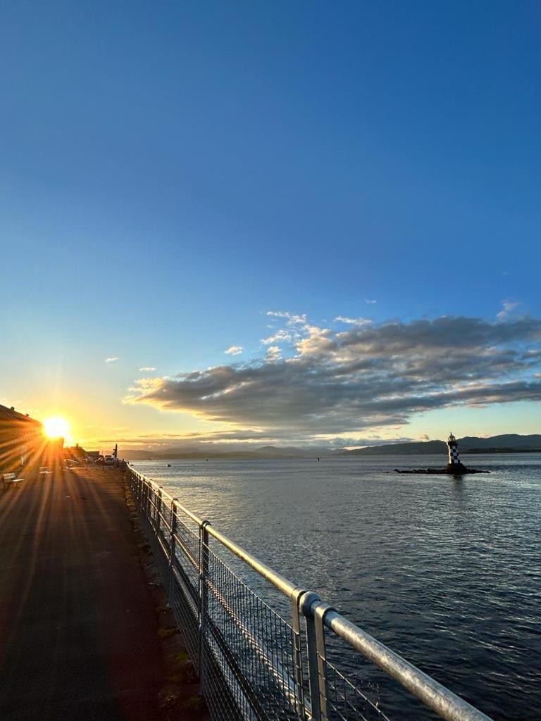 Apartment The Lazy Lion - Spacious 2 Bedroom - Town Centre Port Glasgow