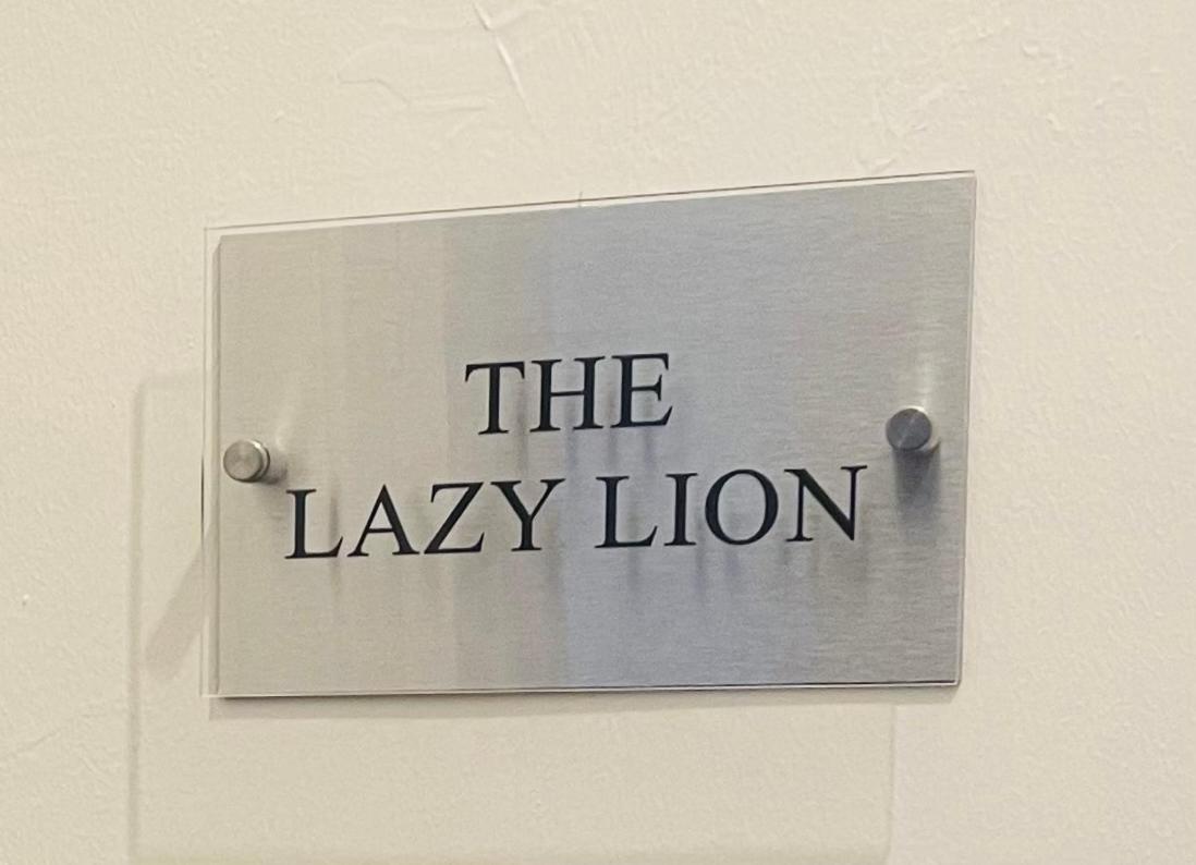 The Lazy Lion - Spacious 2 Bedroom - Town Centre * Port Glasgow