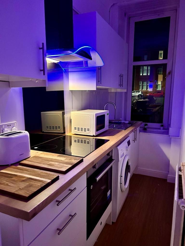 The Lazy Lion - Spacious 2 Bedroom - Town Centre Port Glasgow