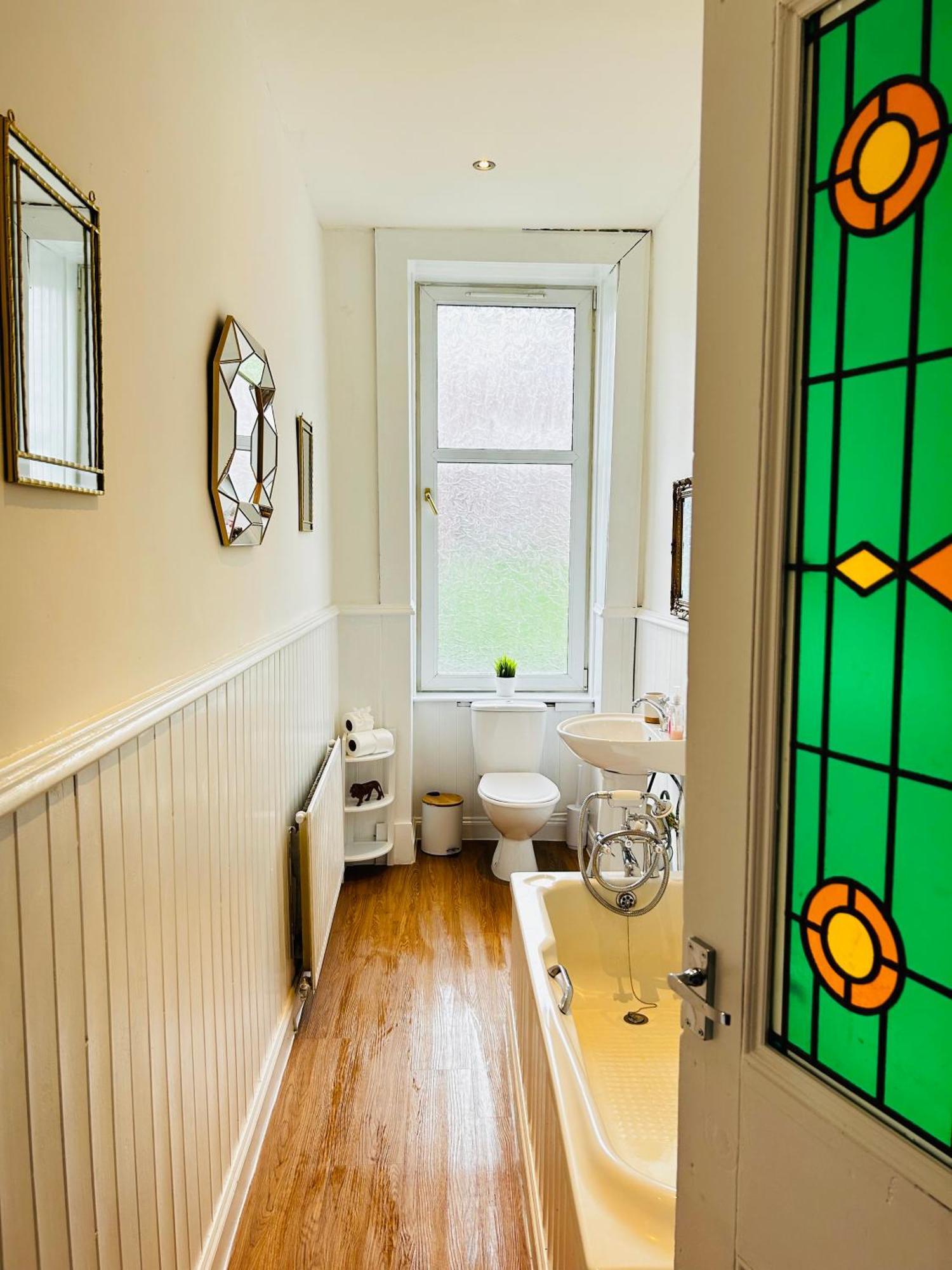 The Lazy Lion - Spacious 2 Bedroom - Town Centre *