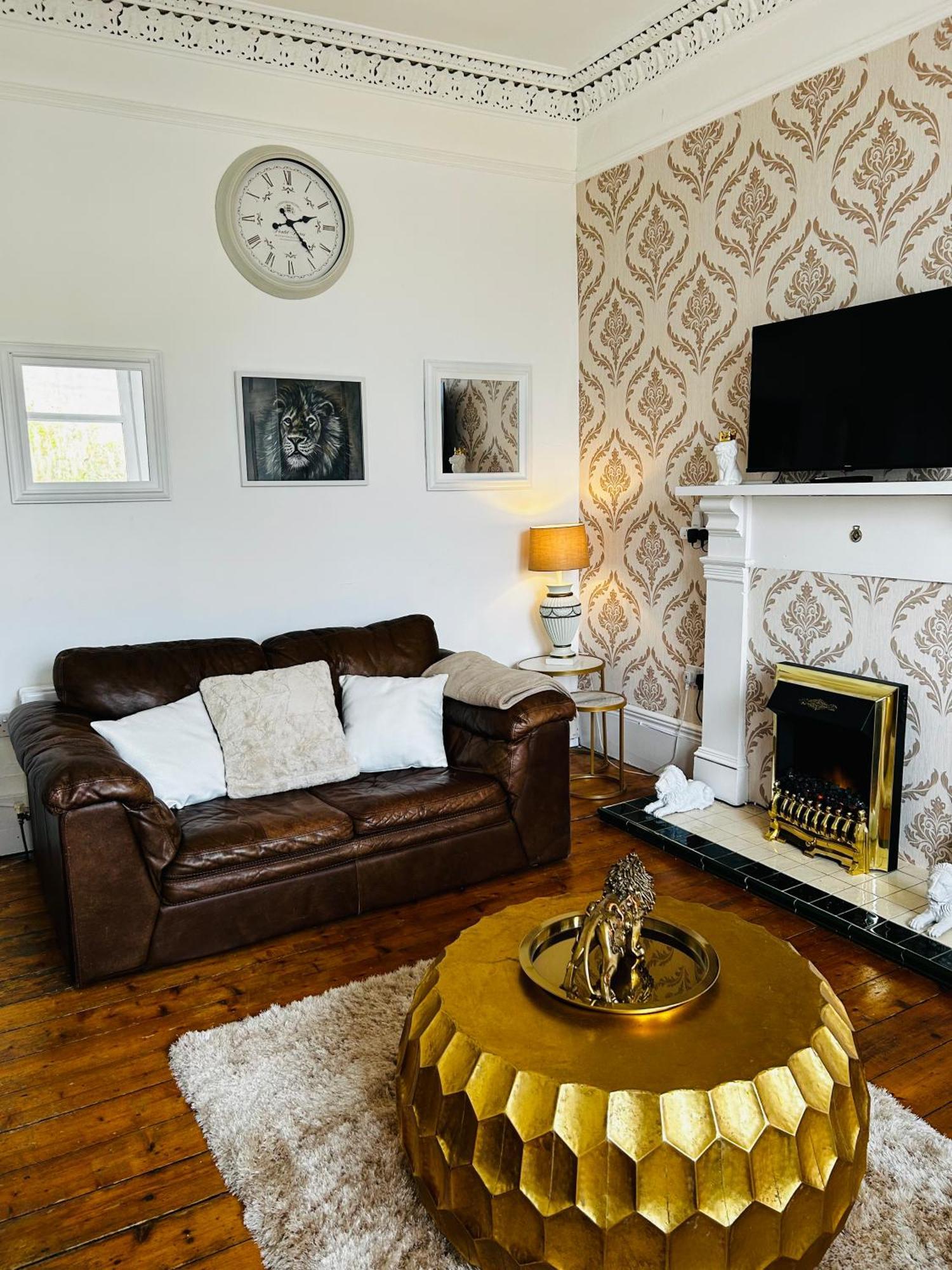 The Lazy Lion - Spacious 2 Bedroom - Town Centre *