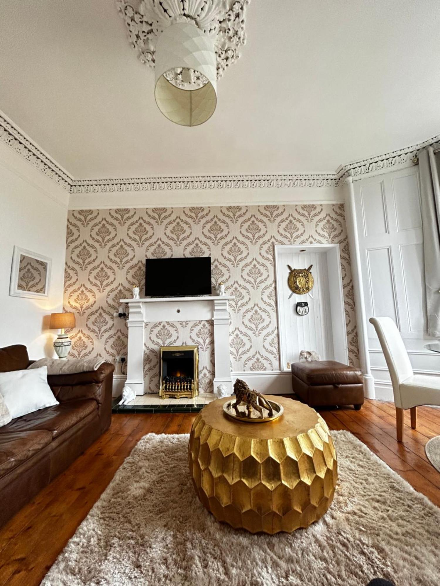 The Lazy Lion - Spacious 2 Bedroom - Town Centre Port Glasgow