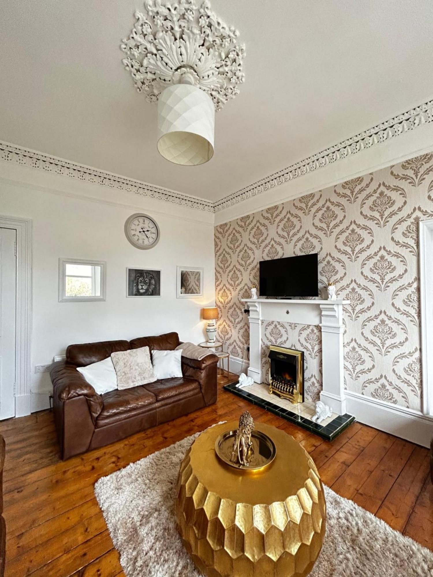 The Lazy Lion - Spacious 2 Bedroom - Town Centre Apartment Port Glasgow