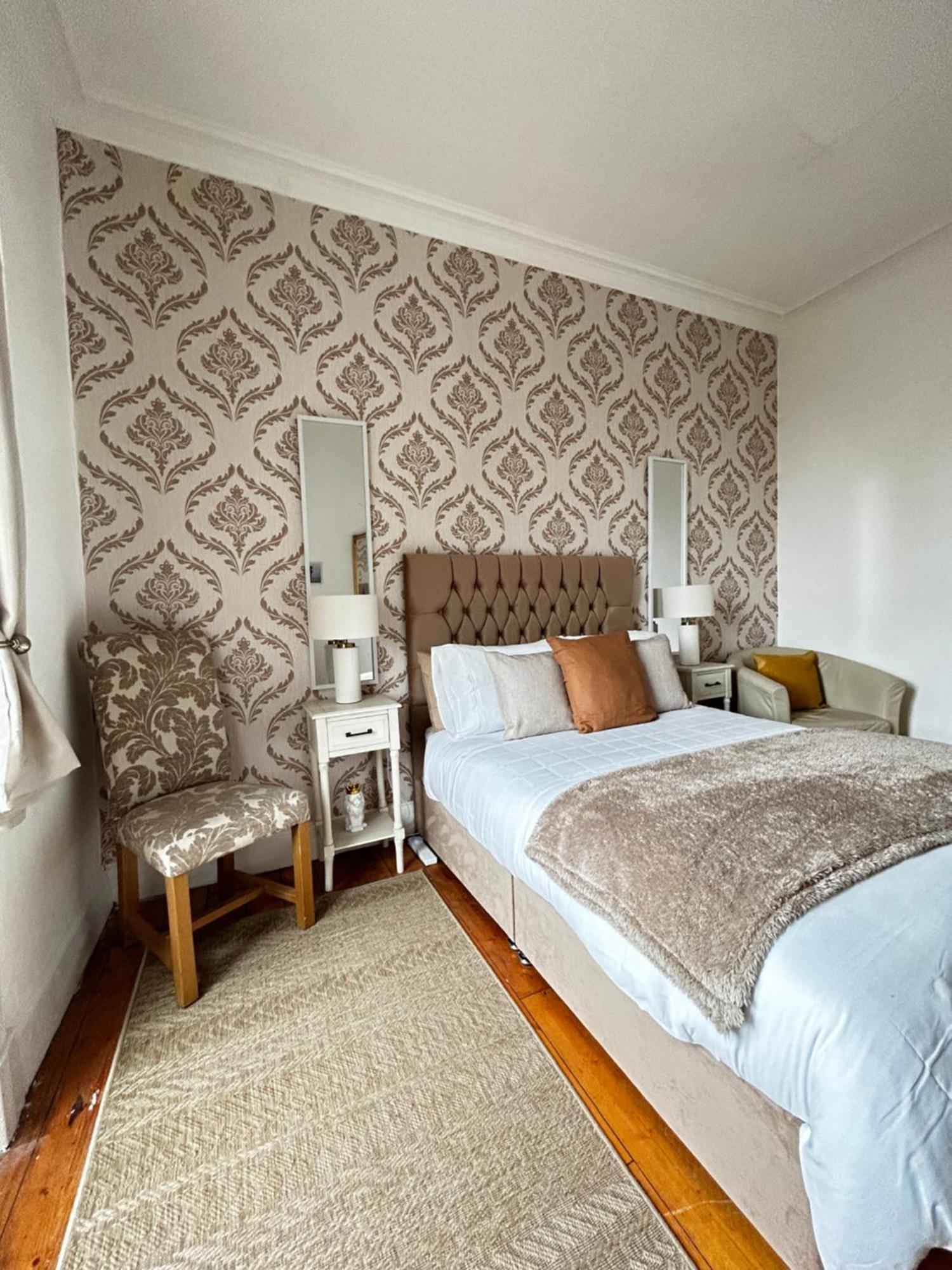 The Lazy Lion - Spacious 2 Bedroom - Town Centre Apartment Port Glasgow