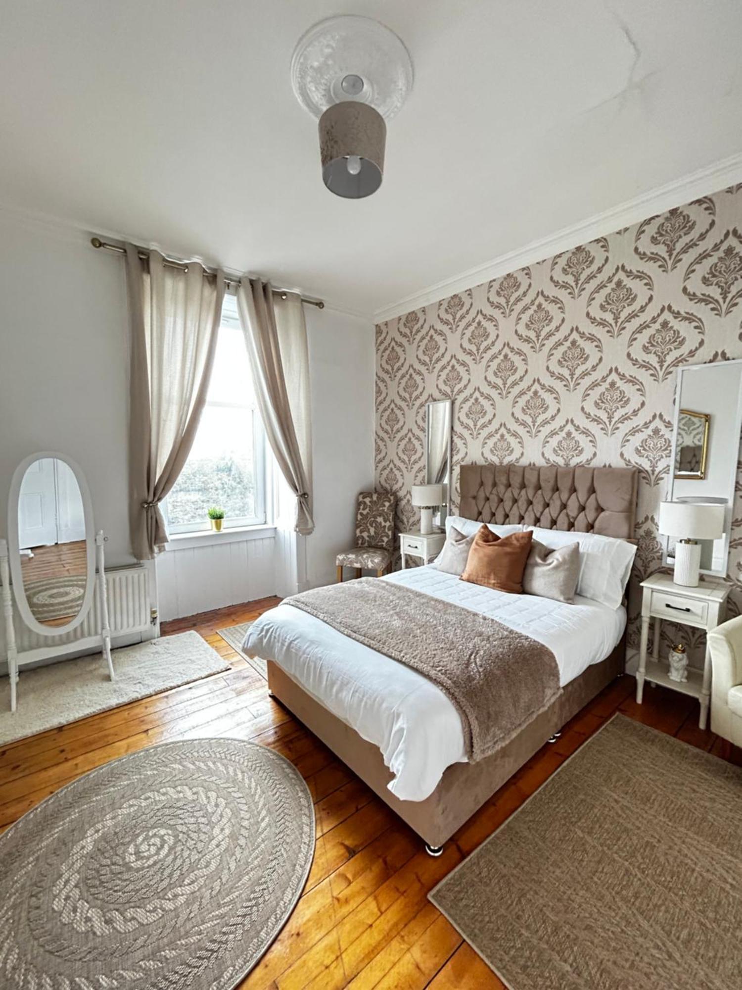 Apartment The Lazy Lion - Spacious 2 Bedroom - Town Centre Port Glasgow