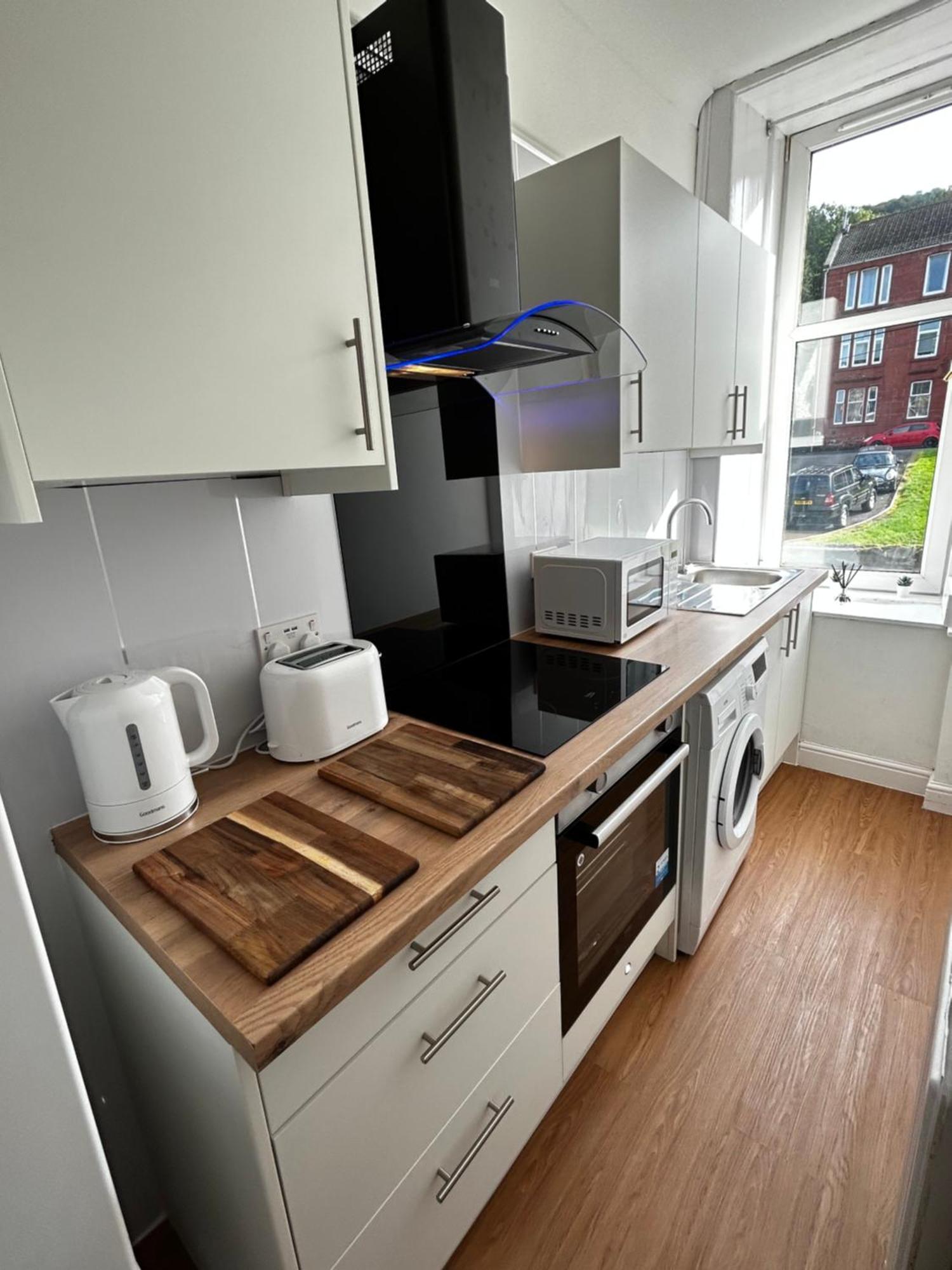 The Lazy Lion - Spacious 2 Bedroom - Town Centre Port Glasgow