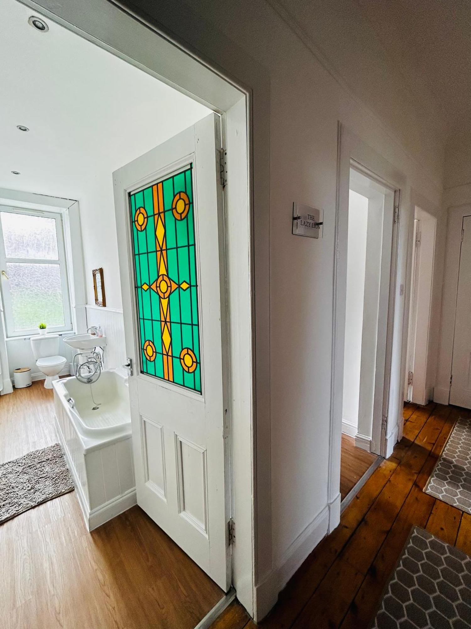 The Lazy Lion - Spacious 2 Bedroom - Town Centre Apartment Port Glasgow