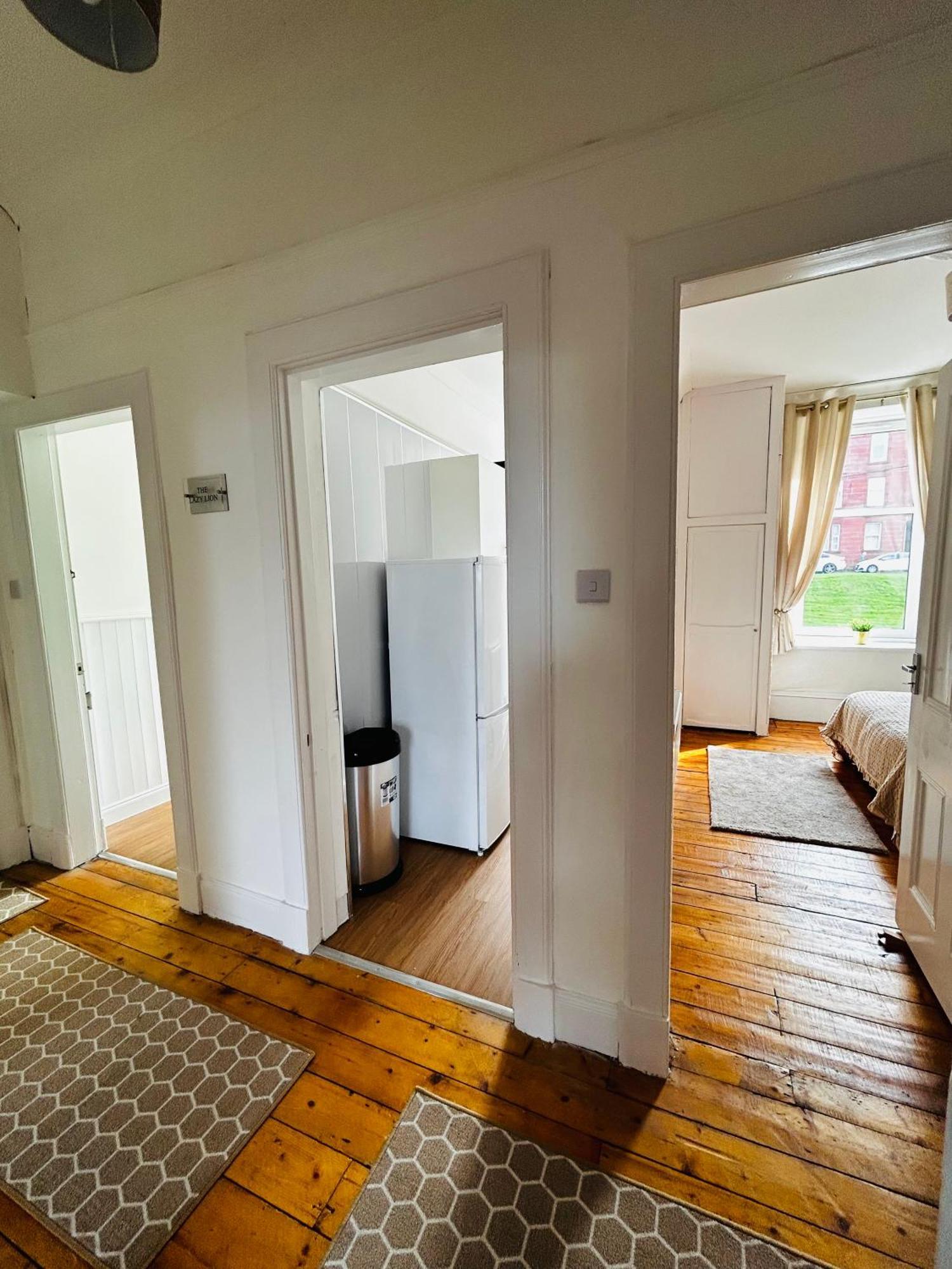 The Lazy Lion - Spacious 2 Bedroom - Town Centre