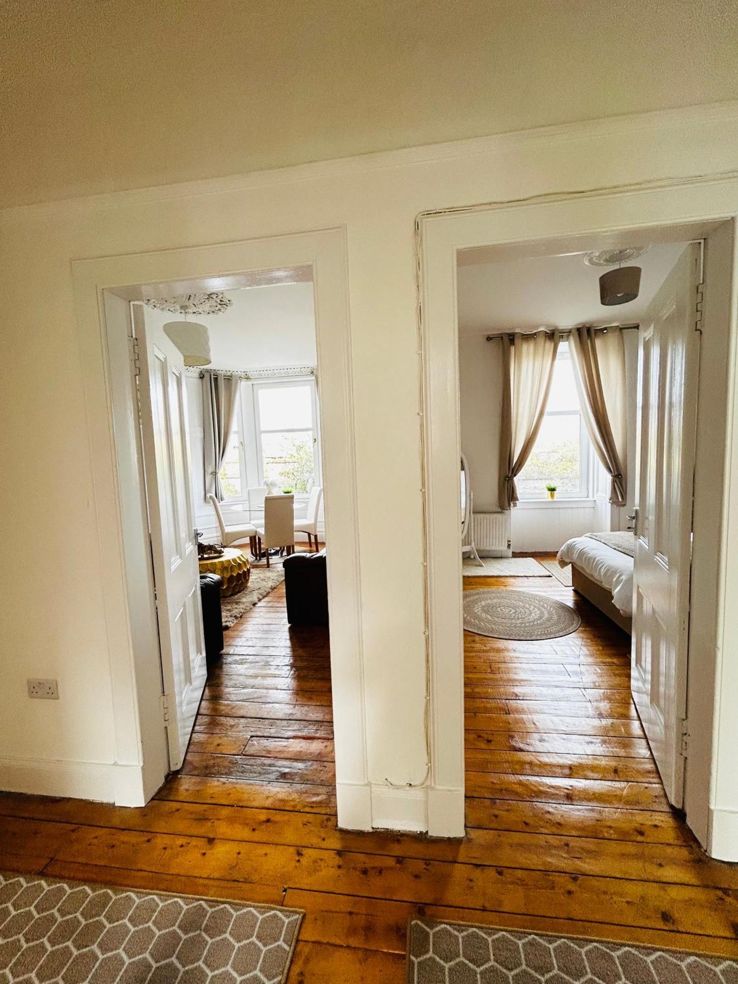 The Lazy Lion - Spacious 2 Bedroom - Town Centre Apartment Port Glasgow