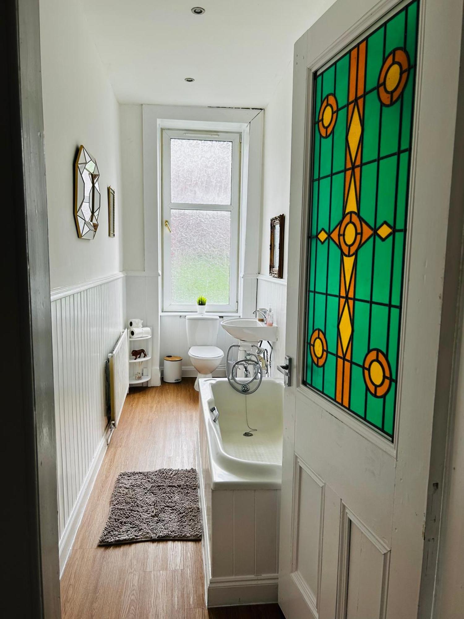 The Lazy Lion - Spacious 2 Bedroom - Town Centre Apartment