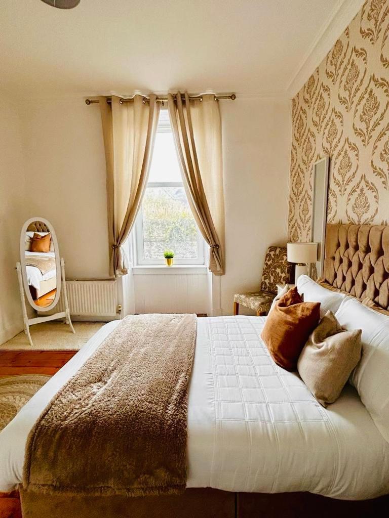 The Lazy Lion - Spacious 2 Bedroom - Town Centre Port Glasgow